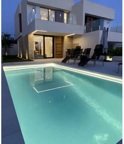 Luxuriöses Ferienhaus mit Pool , Garten , große Terrasse und Meerblick, 260 qm Grundstück, 3 Schlafzimmer, 3 Bäder, offene Küche, an der Costa Blanca