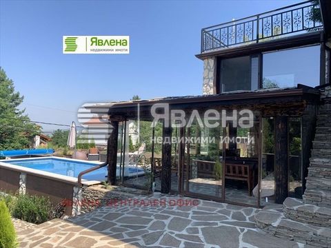 Yavlena präsentiert Ihnen ein bezugsfertiges zweistöckiges Haus mit einem einzigartigen Panoramablick im Dorf Rudartsi (20 km von Sofia entfernt), mit einer Fläche von 400 qm. und Grundstücksgröße 580 qm. Das Haus befindet sich im oberen Teil des Dor...