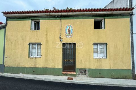 Identificação do imóvel: ZMPT565965 The property is in need of total rehabilitation and, to this end, there is an architectural project for the requalification and transformation of the house into 2 apartments, a 2-bedroom apartment on the first floo...