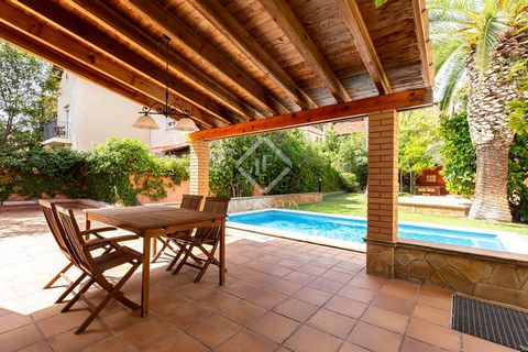 Lucas Fox presents this exceptional exclusive brick house of about 420 m² built in 1996 on a 655 m² plot , with a garage for six cars. The property is divided into three floors plus the attic and has a very functional Mediterranean design. The lumino...