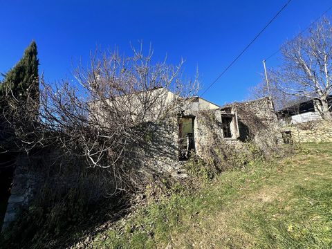 Located near the village of Thoard, in a quiet environment, pleasure land of 605m² on which a garage of about 36m² has been built. The garage has neither water nor electricity but the viabilities are very close. Not adjoining, but located about ten m...