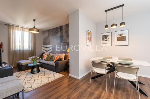 Dubrovnik, long-term rent of a 53 m2 apartment in the area of Lapad, in a residential building on the 3rd floor in Iva Vojnovića Street. The apartment is completely renovated and equipped with new appliances and furniture. It consists of an entrance ...