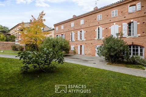 In the heart of Saint Sulpice sur Lèze, listed and renovated old real estate complex offering 950m2 spread over 2 adjoining buildings. The buildings have 5 independent entrances, at the foot of the shops. The surfaces offer a potential for mixed use ...