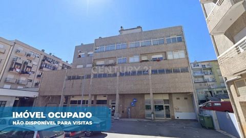 ## OCCUPIED PROPERTY | NOT AVAILABLE FOR VISITS ## Will be sold in this condition T3 apartment with a total area of 149 square meters, located in S. João da Madeira, district of Aveiro. The property is located in a consolidated residential area, with...