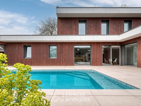 Nestled in a peaceful village just 5 minutes from Dreux and 1 hour 15 minutes from Paris by the national road 12, this passive house of 176 m2, built in 2021 on a plot of 763m2, embodies the perfect alliance between modern comfort and respect for the...