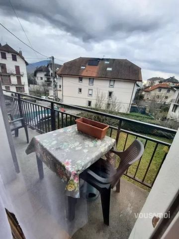 T4 apartment of 91 m², with cellar and balcony. Close to Annecy city center, close to the Arcadium and the sports park, 6 minutes from Galeries Lafayettes and Courier, in a quiet and residential area, we offer you this T4 apartment of 91m², 85m² in C...