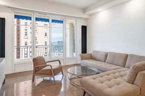 Monte-Carlo, near the Golden Square, in a high-end building with a concierge. On the 2nd floor, this renovated apartment with 119.50 sqm of living space and 10.50 sqm of terraces enjoys views of the sea. It is comprised of a living-room with sea view...