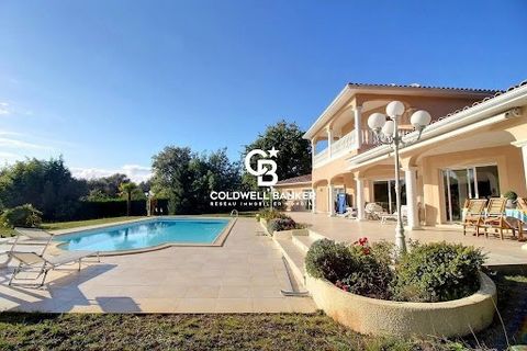 Magnificent property with over 360m² of floor space, located on a ranch, extremely spacious and bright. It comprimises of an exceptional 150m2 sitting-dining room, 4 bedrooms on the ground floor and 3 bedrooms upstairs. Perfect family home ! Nicely s...