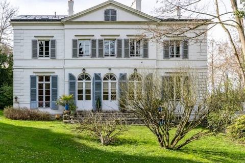 Exclusive Bougival, 157m2 2nd-floor reception apartment in a 19th-century mansion once owned by Mistinguett. An entrance gallery, a reception room (with fireplace) of over 50m2 with unobstructed views over a wooded park. A dining room opening onto th...