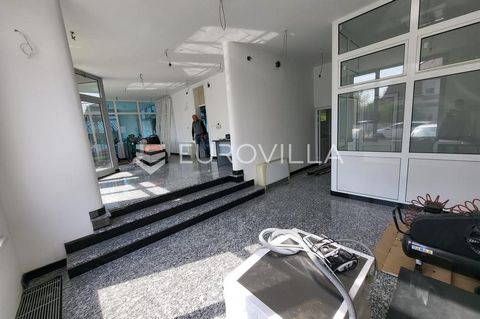 Varaždin, Banfica. A beautiful furnished mixed-use building of 620 m2 with a luxurious penthouse and exceptional commercial potential is for sale. It consists of: Ground floor: a retail space with storage and office areas, and a restroom First floor:...