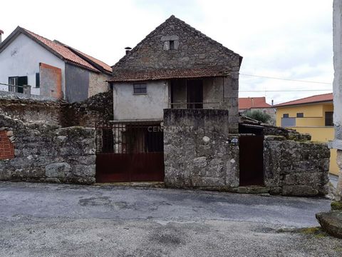 Stone house to recover, with 2 floors and an attic with enough space to create two rooms. Outside there is a small patio with space to create a leisure area. Excellent opportunity to acquire your possible holiday home, where you can escape from the s...