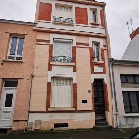 In the city center of Vichy next to the covered market, Philippe Laboudigue offers you this architect's house! Raised on 4 levels with a courtyard of 30m2, you have the option of moving into this configuration or dividing it into several lots. Habita...