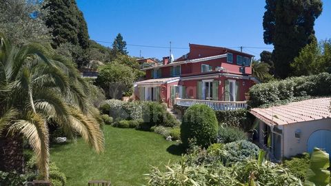 On a beautiful, quiet and wooded plot of over 2100m², in a dominant position overlooking the bay of Villefranche and enjoying a very beautiful sea view from the Baie des Anges to Cap d'Antibes, this villa of over 200m² includes 5 bedrooms, 4 bathroom...