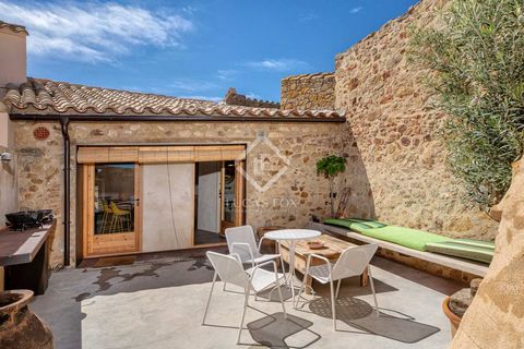Lucas Fox presents this century-old stone house recently refurbished with great taste. This historic house is discreetly located in one of the most picturesque areas , in the heart of the medieval town of Pals, one of the exclusive areas of Baix Empo...