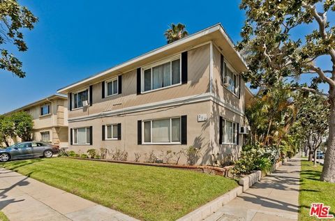 272 S Doheny is a 6-unit income property built in 1952, located in a prime Beverly Hills location, corner of Gregory Way & Doheny. Perfect for an investor looking to add to their real estate portfolio. The building features a great mix of six (6) uni...