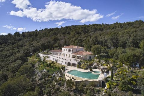 Discover this majestic property offering an exceptional location, with breathtaking views of the sea and Lac de Saint-Cassien from the hinterland. This sumptuous 470m2 villa is built to the highest standards and comprises 6 en-suite bedrooms set in o...