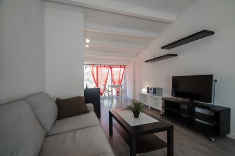 Nice 45m2 penthouse. Fully furnished and equipped. The property is distributed in a double room with two windows, large dining room with access to large terrace with views, open kitchen and a bathroom with bathtub.
