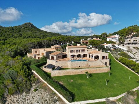 Huge sea view villa in the privileged area of Font de Sa Cala in northeast Mallorca An absolutely spectacular property awaits you, finca style, in first sea line in Font de Sa Cala, the northeast of the island of Mallorca. The property is located in ...