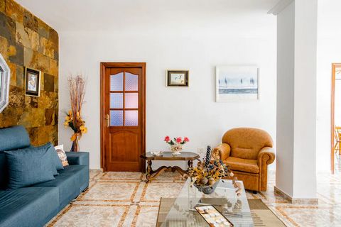 Rooms are available for co living digital nomads for 1 to 6 months. Situated in Icod de los vinos in Tenerife, with super fast internet, you will share an enormous house with other young digital nomads who are happy to experience life in the Canary I...