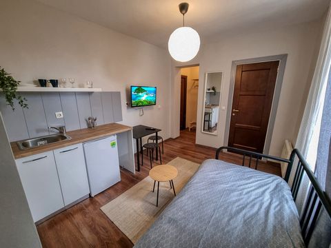 Welcome to our cozy studio apartment, perfect for short-term stays in the heart of the city! This modern and stylishly decorated studio is located in a prime location, just a few minutes' walk from some of the city's best restaurants, bars, and shops...