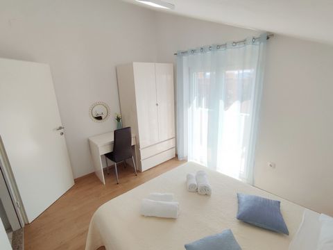- In Zadar, Diklo - 2 bedroom, 1 bathroom, private entrance - Terrace and balcony - 10 minutes from downtown Zadar - 100 meters from the beach - One 150x200 bed and two 90x200 beds - Free parking, free WiFi, A/C, and 2x SAT TV - Dishwasher, oven, mic...