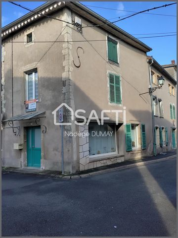 House in the centre of the town of Vic-sur-Seille. 8 rooms, 144 m² with a T3 apartment of 87 m² on the top floor and 2 separate entrances. Detail of the main house: - Ground floor: 1 kitchen, 1 large living room, 1 toilet, 1 pantry, 1 garage and 1 ce...