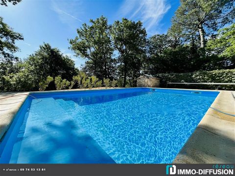 Mandate N°FRP150995 : Less than 10 minutes from Goudargues, discover this property established on a very pretty fully enclosed and wooded park of 3274m2 with heated salt pool, bowling green, barbecue area and two garages. Completely renovated in 2022...