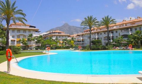 This charming apartment is located in one of the most exclusive areas of Marbella, in the Dama de Noche urbanization, in Nueva Andalucía, just a few steps from Puerto Banús, on the spectacular Costa del Sol. Built in 2003, this mid-floor property off...