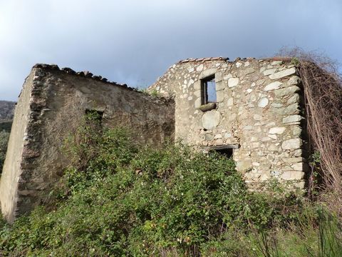 Masia in ruins of approximately 1,800. Floor and floor. It has a building apart from about 20 m. Nestled on top of a mountain on a 15-hectare site. According to the law of 3/2917 of 13.02 2.018 of the CIVIL CODE OF CATALUNYA we inform you that the ex...