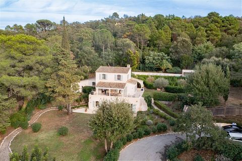 Summary Nestled in the heart of the Gulf of Saint-Tropez, this charming property enjoys a tranquil environment surrounded by nature. Meticulously maintained, it offers the following layout: On the ground floor, there's an entrance foyer with a guest ...