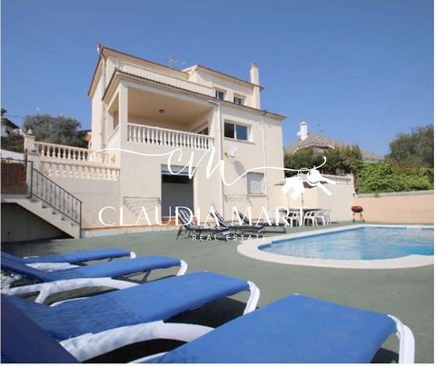 Ontdek comfort en luxe in dit spectaculaire vrijstaande huis te koop, gelegen in een bevoorrechte residentiële urbanisatie van El Vendrell met een prachtig uitzicht op de eigen tuin met een eigen zwembad en hoge staande afwerkingen. Gebouwd in 1998, ...