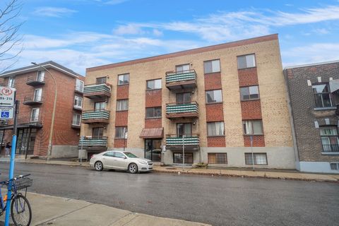 Divided Condo, ideal location in Plateau-Mont-Royal close to restaurants, bike path, elementary school, daycare, ONE minute from Metro Laurier, 5 minutes from the supermarket. Located on the garden level of a secure and quiet building of 18 units. La...