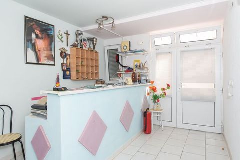 This holiday home in Okrug Gornji with 2 bedrooms is ideal for a couple looking for a romantic getaway with some sun and sand as a bonus! Only 0.3 km away from the Bocici seabeach, the home also has a furnished garden and balcony for relaxing and lin...