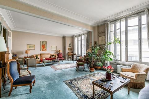 Paris 6th elegant family home in a sought after neighbourhood.On the 3rd floor of a gorgeous stone building, this 232 m2 apartment facing south consists of a gallery entrance hall, a spacious double living room, a formal dining room, 5 large bedrooms...