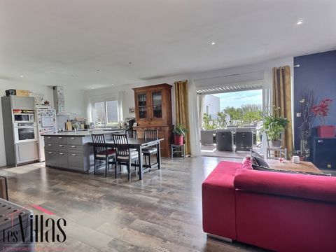 Contemporary house with independent T2 offering PRM access ideally located 5 minutes from the beaches, motorway accesses and 15 minutes from Béziers. Built in 2019, it offers a modern design and generous spaces, perfect for life with family or friend...