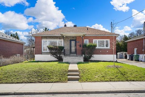 Beautiful single-storey house located in Mercier/Hochelaga-Maisonneuve, close to all services, amenities, transport, stores, schools, parks and much more! Composed of 3 bedrooms including one in the basement, possibility of a 4th bedroom in the basem...
