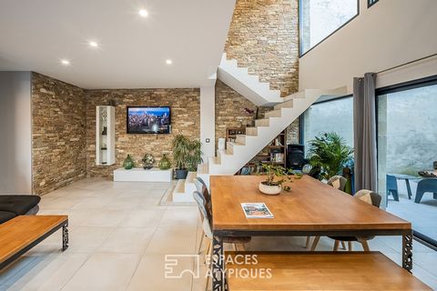 It is in the heart of the village of Montady that this superb renovation of more than 300m2 is located. Resulting from the careful rehabilitation of an old barn, this property has a large volume with top-of-the-range services. This property has a lar...