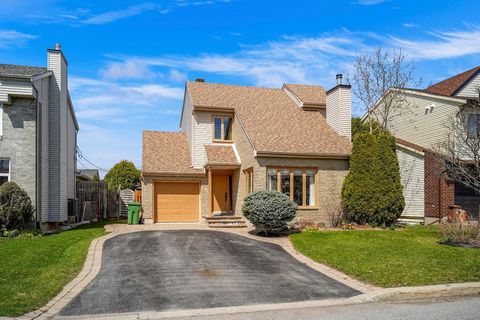 Modern house in Pierrefonds, open concept and cathedral roof, very bright with superb windows. Cottage with 3 bedrooms upstairs as well as one in the basement, all decorated up to date. Low traffic street, family area close to all services; Take adva...
