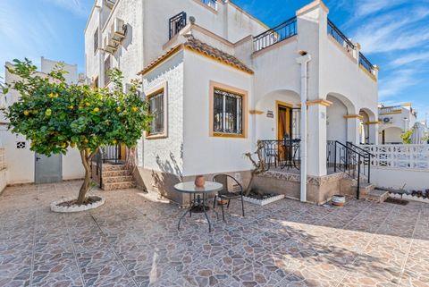 Quad house with 3 bedrooms in the urbanisation Dream Hills in Orihuela Costa. The house is set over two floors and has a total living area of 83 m2. On the ground floor you can find a double bedroom, a bathroom, a kitchen and a living / dining room. ...
