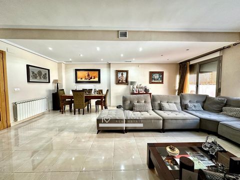 BEAUTIFUL TOWNHOUSE IN GOLF AREADiscover this exceptional townhouse in the prestigious Golf area, on Playa de San Juan. This residence, strategically located near the beach, supermarkets, schools, hospitals, public transportation and more, offers an ...