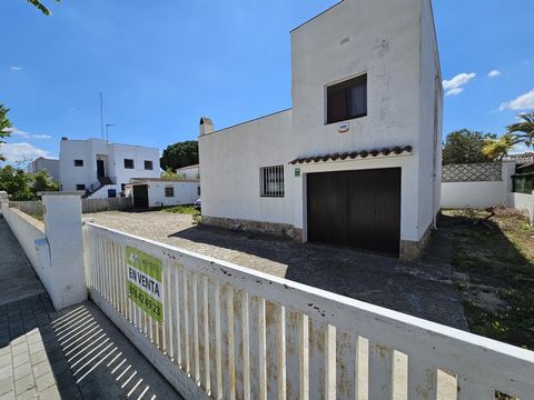 House with 479 m2 plot near the beach This house from 1971 is located on a plot of 479 m2. It consists of 2 floors, several terraces, a patio and 2 large garages. The house needs renovation. There is already a project, including a pool, a separate ap...