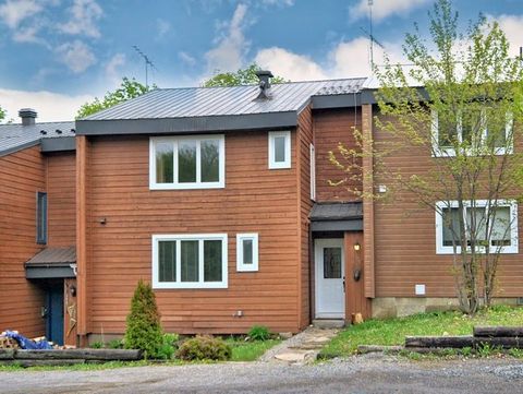 Spacious, sun-filled, fully-furnished town-house (with 3 bedrooms and 2 bathrooms) at the top of Les Sommets Morin-Heights. Ski-in/ski-out. Open concept with cathedral ceiling. Very private, no rear neighbours. Minutes to the village, aerobic corrido...