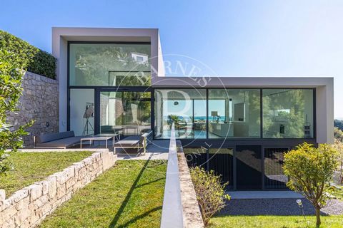 Golfe Juan: located in a residential area on the heights, recent contemporary villa with panoramic sea views from Cap d'Antibes to Lérins Islands. It consists on 2 levels of a beautiful entrance, bright reception room with living room, dining room an...
