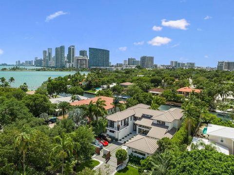 CASA EXUMAS - El sueño de un navegante y una verdadera experiencia de estilo de vida en Miami. Ubicada en la exclusiva comunidad cerrada de Bay Point, esta lujosa y moderna residencia tropical frente al mar ofrece aprox. 85 pies de frente al agua con...