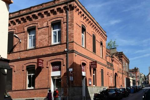 Situado a sólo 1 km de la emblemática Place du Capitole de Toulouse, este encantador alojamiento ofrece una estancia cómoda y conveniente en el corazón de la ciudad. El edificio, con sus clásicas fachadas de ladrillo rosa, está situado en un barrio a...