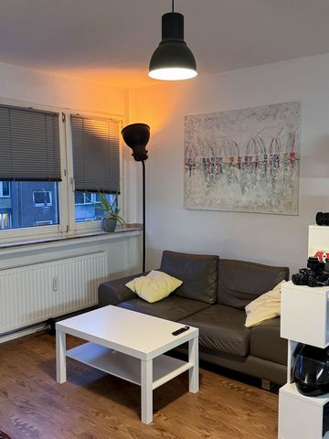 Ich vermiete meine ca. 50 m² große, voll möblierte Wohnung am Chlodwigplatz in der Südstadt unter. Die Wohnung besteht aus einem Schlafzimmer, einem Wohnzimmer mit Küche, einem Badezimmer und einem Balkon. Die Wohnung liegt direkt an der Bahn- und Bu...