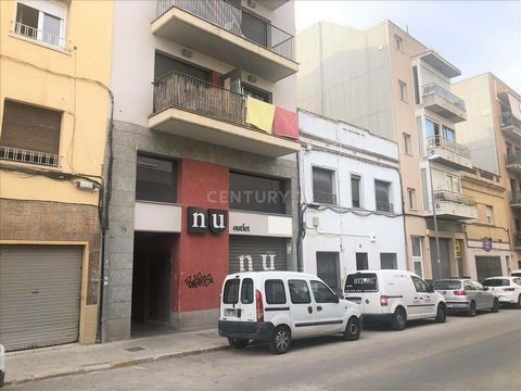 Local comercial situado en la planta baja de un edificio residencial con acceso independiente desde calle y con buena visibilidad. Cuenta con una superficie de 145m² distribuidos en 2 plantas. Se encuentra en una zona comercial y residencial de Vilan...