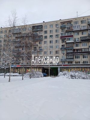 1701802 Предлагаю купить 2-комнатную квартиру на 3 этаже 9 этажного дома. Общая площадь 46,6м2. Комнаты изолированные, правильной формы 17,6 и 10,4 м2. Кухня площадью 9м2, санузел раздельный. Окна квартиры выходят на красивый сквер. Удобная транспорт...