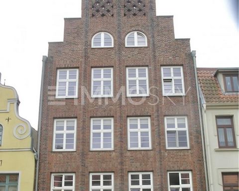 Se ofrece un edificio residencial cuidadosamente renovado con una tienda de la década de 1930. Está muy bien situado, no lejos de la zona peatonal de la ciudad hanseática de Wismar (ciudad declarada Patrimonio de la Humanidad por la UNESCO). La casa ...