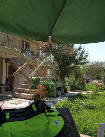 Te koop in Arfara, Messinia, in een rustige buurt, een huis met twee verdiepingen ingericht met een tuin! Gebouw met twee verdiepingen te koop in de omgeving: Arfara. De oppervlakte van het pand is 168 m², de belangrijkste gebieden, de balkons 60 vie...